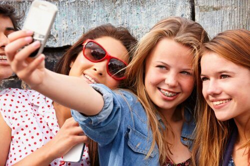 tre amiche scattano un selfie