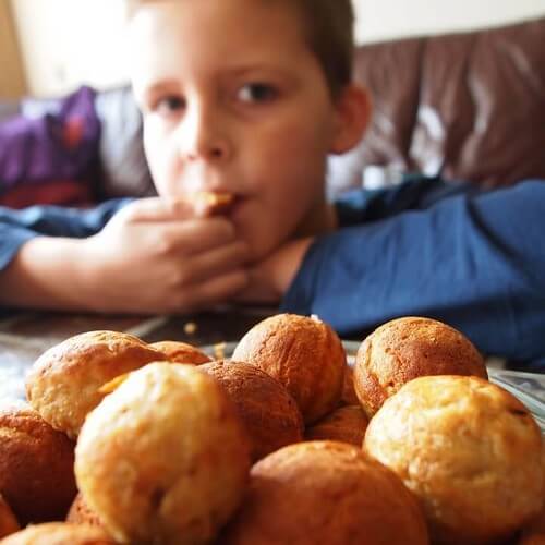 Bambino che fa una colazione salutare