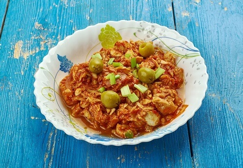 un piatto di riso con baccalà al curry