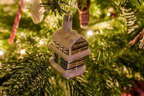 una addobbo per l'albero a forma di casetta