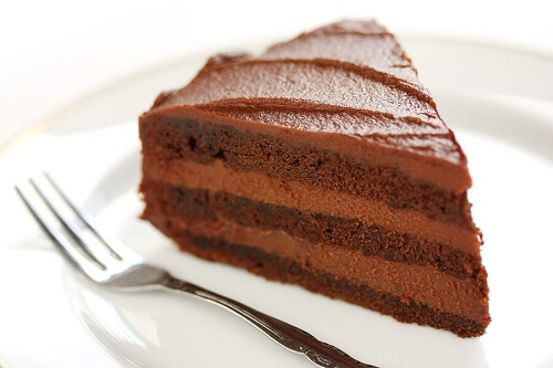 una fetta di torta al cioccolato