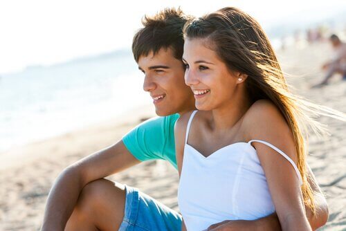 una giovane coppia sulla spiaggia