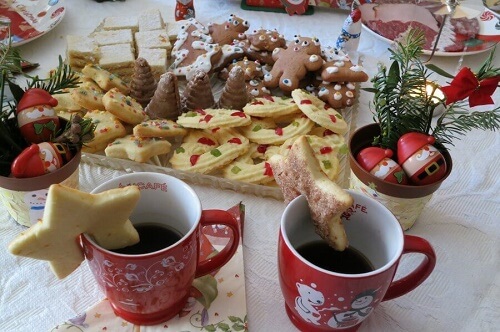Dolci natalizi e cioccolata calda
