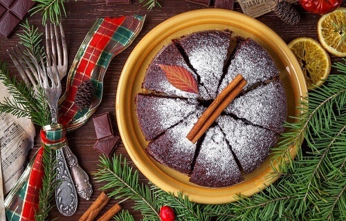 una torta di cioccolato su un tavolo natalizio