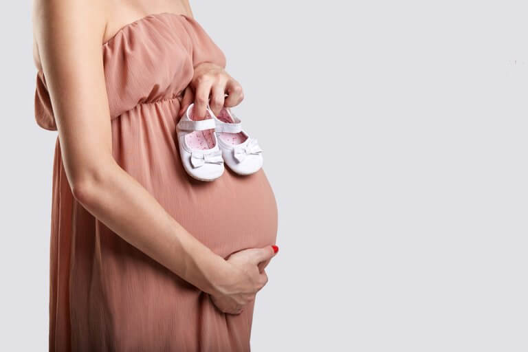Donna incinta con scarpine