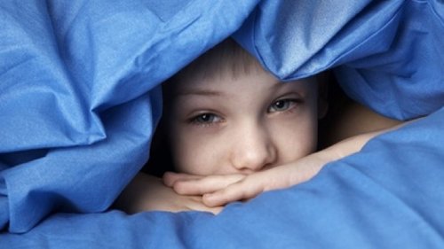 volto di bambino nascosto sotto lenzuola
