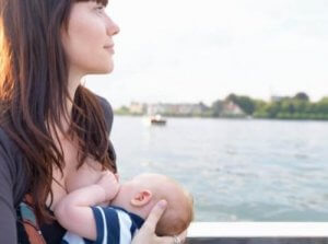 Allattare al seno e foto sui social: si o no?