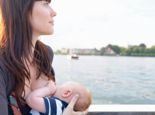 Allattare al seno e foto sui social: si o no?