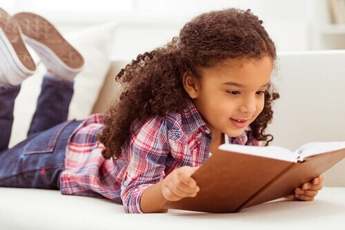 Bambine legge libro di favole