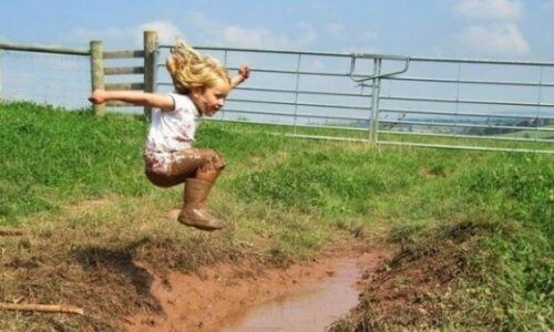 Bambina salta nella pozza