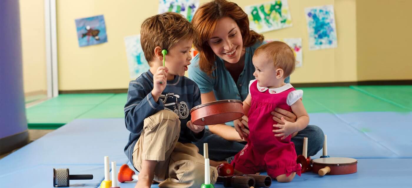 Bambini che imparano a suonare uno strumento musicale