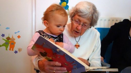 Nonna legge un racconto alla nipote