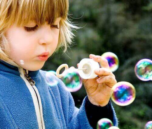 bambino con le bolle
