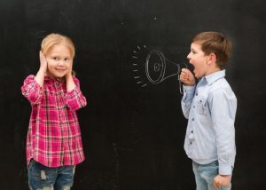 Nostro figlio grida quando parla. Cosa fare?