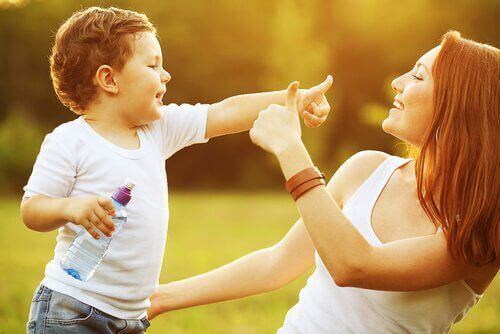 Bambino sano e felice con mamma