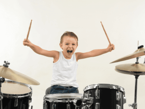 8 benefici di suonare la batteria per i bambini
