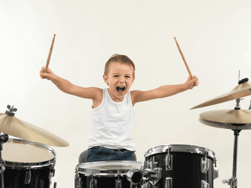 8 benefici di suonare la batteria per i bambini