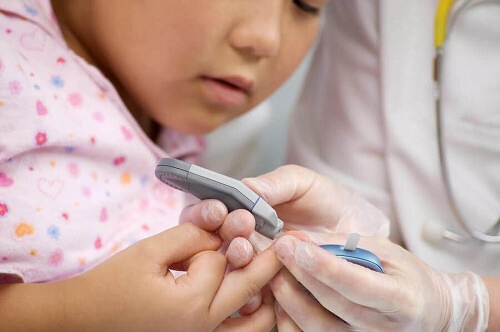 Pediatra fa analisi a bambina