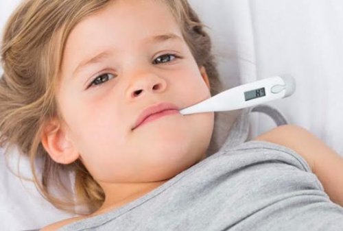 Il termometro è un sistema per misurare la febbre al bambino