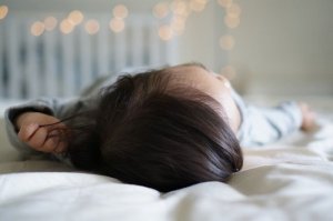Che fare se il neonato cade dal letto?