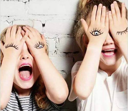 Bimbe giocano con mani dipinte