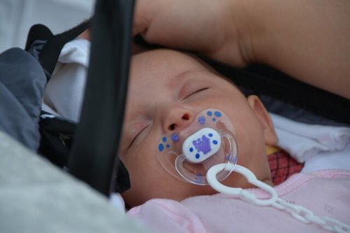 Bimbo dorme con ciuccioi