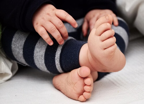 Bimbo con piedi verso l'interno