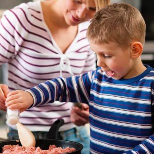 Bimbo cucina con la mamma
