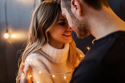 Coppia felice con luci