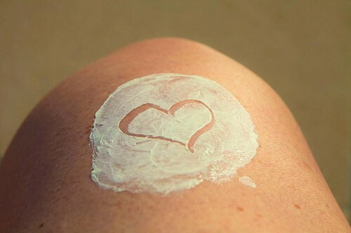 Crema spalmata su ginocchio