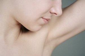 Come influisce l'alimentazione sull'odore corporeo?