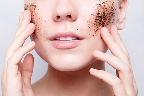 Ragazza con esfoliante per avere la pelle liscia