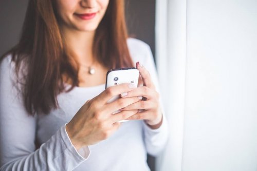 Ragazza scrive su gruppi WhatsApp