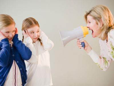 Genitore grida quando parla