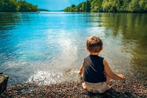 Bambino gioca con l'acqua