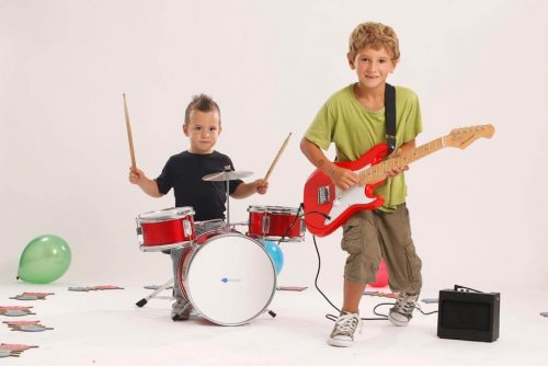 Due bambini suonano batteria e chitarra