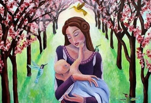 Mamma tiene in braccio bimbo in un bosco colorato