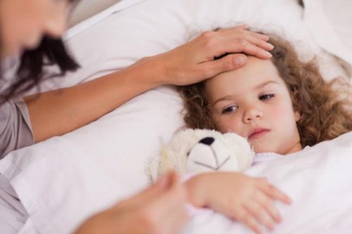 Mamma accarezza figlia con mononucleosi