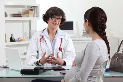 Medico spiega il piano del parto alla madre
