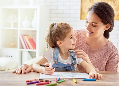 Creare inviti di compleanno è divertente se lo fate insieme