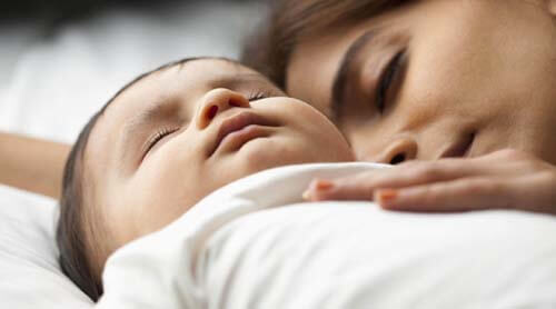 Mamma dorme con bebè