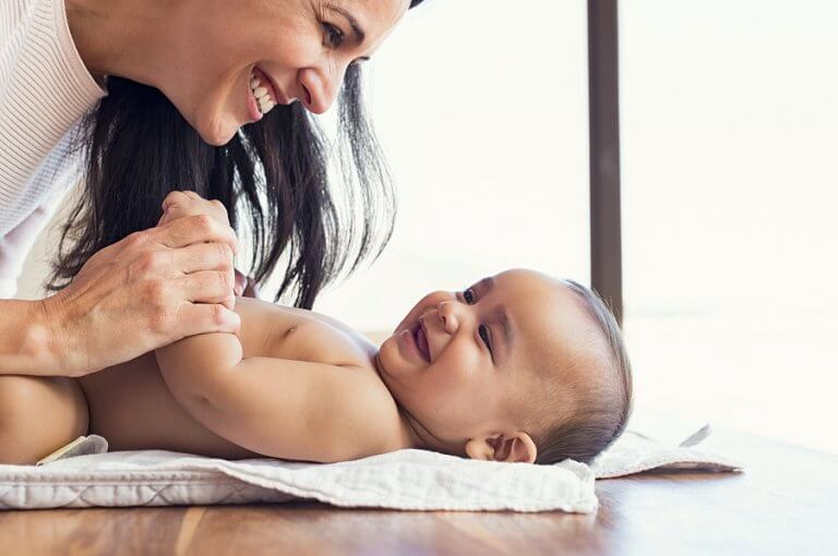 Mamma gioca con il suo bambino