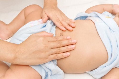 Mamma massaggia neonato con sindrome da malassorbimento