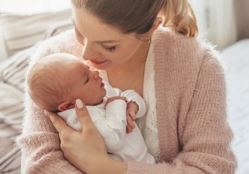 Se il neonato ha freddo potete abbracciarlo