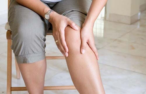 Donna si tocca le gambe gonfie