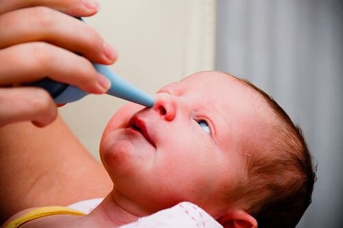 Mamma stura naso a neonato che non sa respirare con la bocca
