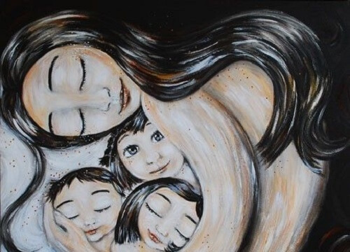 Madre tiene in braccio tre figli
