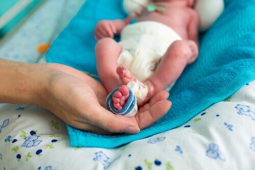 Mamma tiene piede a neonato prematuro