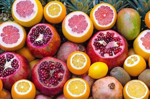 Per rafforzare il sistema immunitario potete mangiare melograni e arance