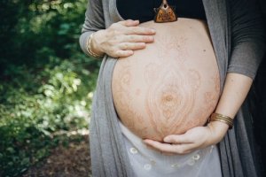 La moda di dipingersi la pancia: è pericolosa?